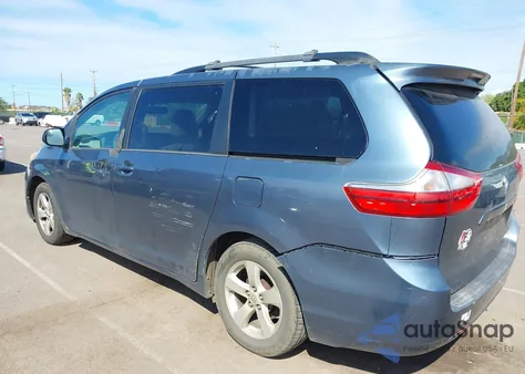 2015 Toyota Sienna Le 7 Passenger/Le 8 Passenger z USA, uszkodzony, nr VIN 5TDKK3DC1FS649434